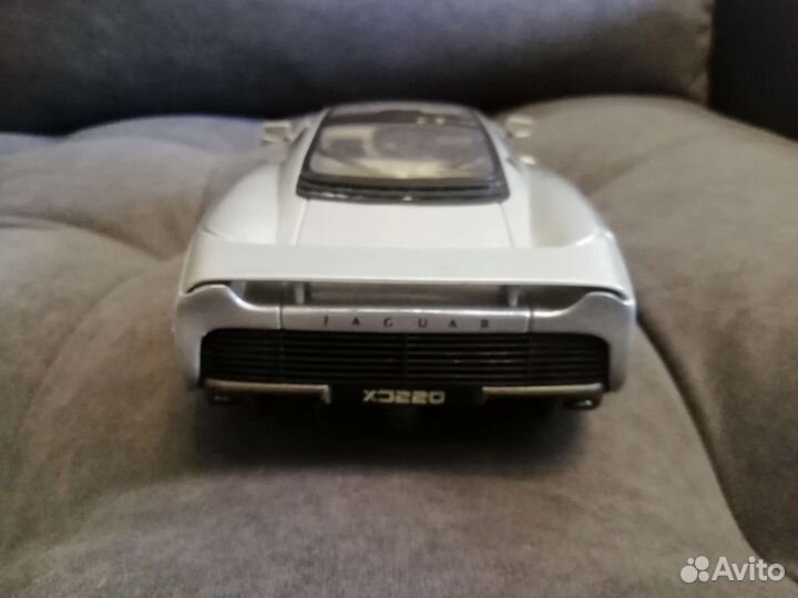 Jaguar XJ220 1/18 Maisto