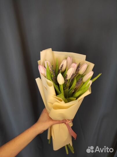 Розовые тюльпаны с лавандой