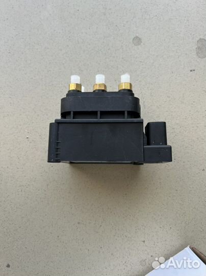 Блок клапанов пневмоподвески audi Q7