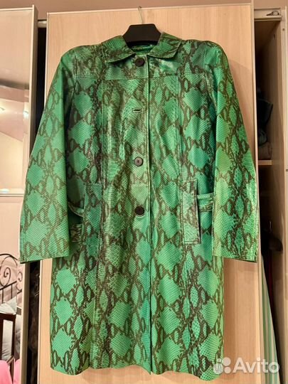Кожаный зеленый плащ под питона