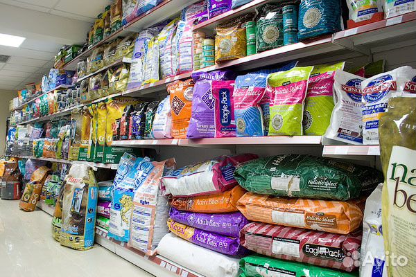 Корма и лакомства для кошек собак