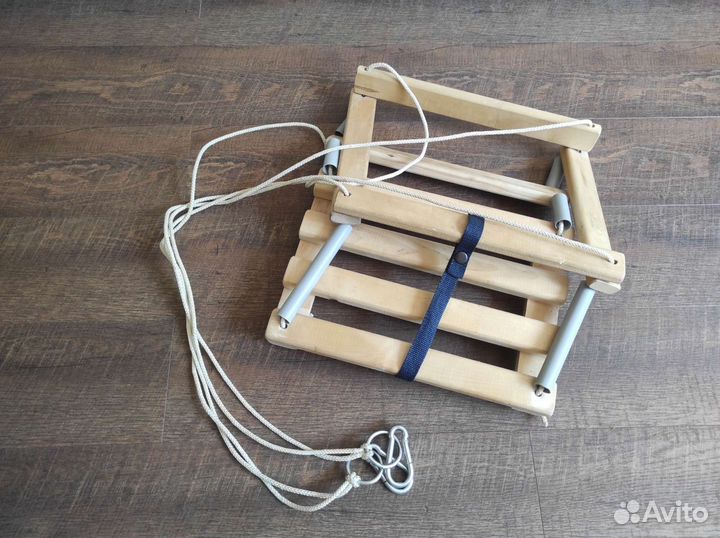 Подвесная качелька деревянная