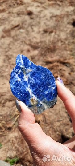 Содалит камень срез минерал