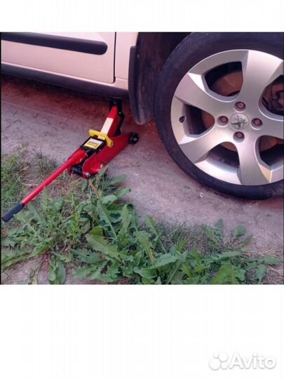 Домкрат подкатной гидравлический 2т в кейсе