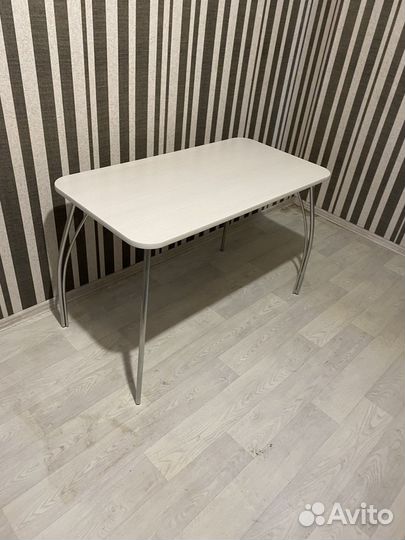 Кухонный стол и стулья