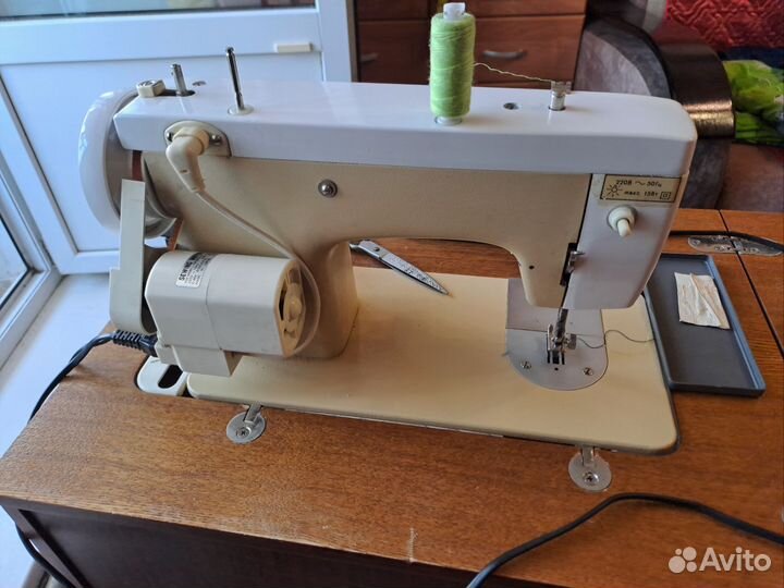 Швейная машинка Чайка 142м