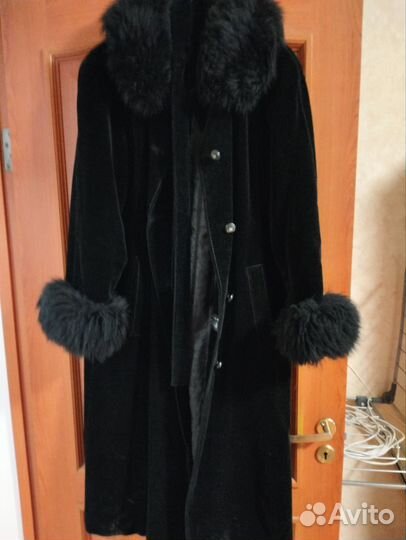 Велюровое пальто с ламой