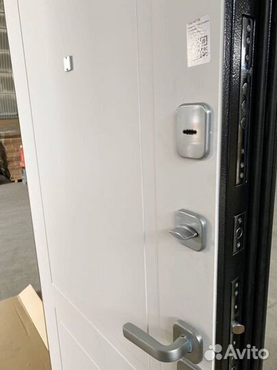 Дверь входная 9 см «Феррони Серебро Велюр» Белый