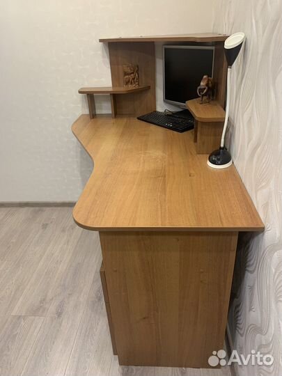 Компьютерный стол аккуратно и вместительно
