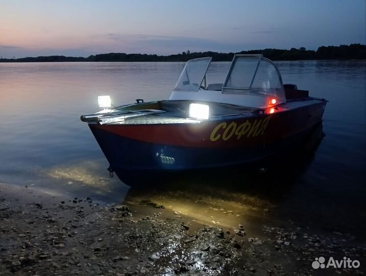 Лодка с мотором и прицепом