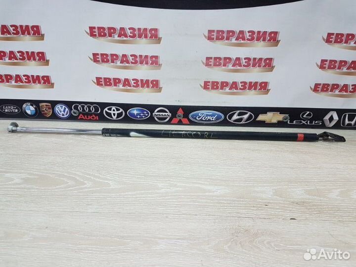 Амортизатор двери багажника задний левый Toyota