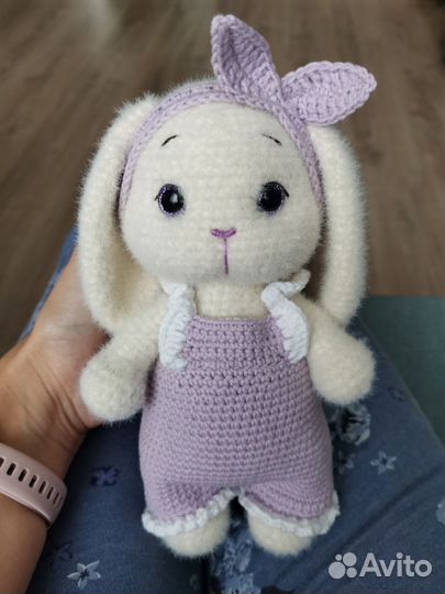 Пушистые вязанные зайки (игрушки ручной работы)