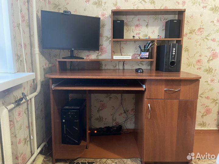 Компьютерный стол