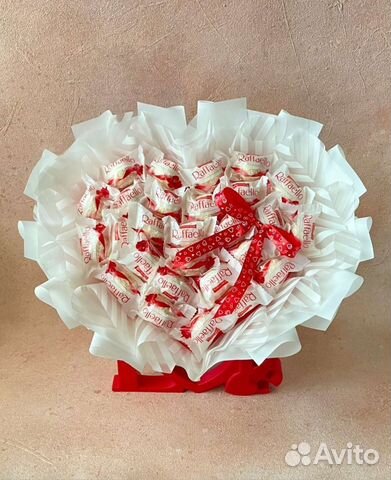 Букет из конфет рафаэлло для девушки на 8 марта