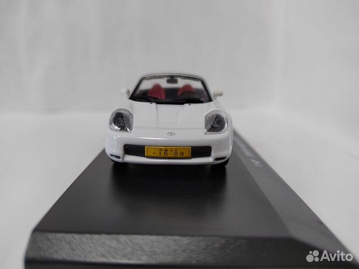 Модель авто Toyota MR2 Spyder в масштабе 1/43