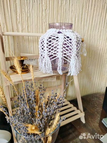 Ваза цветное стекло, оформленное в стиле макраме