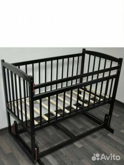 Детская кроватка с маятником