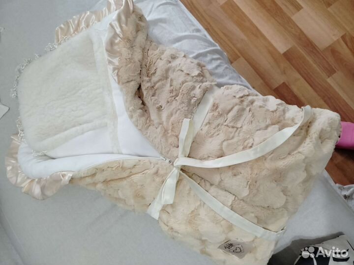 Теплый конверт на выписку и шапка