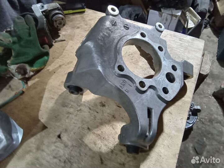 Кулак задний правый Nissan Cima