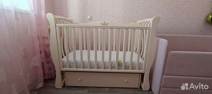 Детская кроватка с продольным маятником