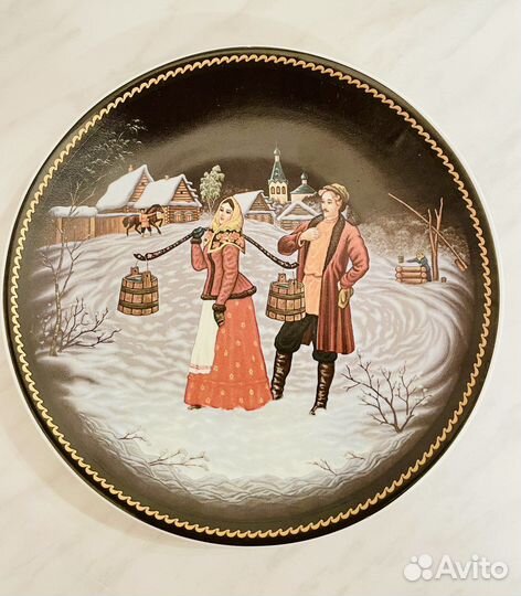 Тарелка настенная;вышивка в рамке