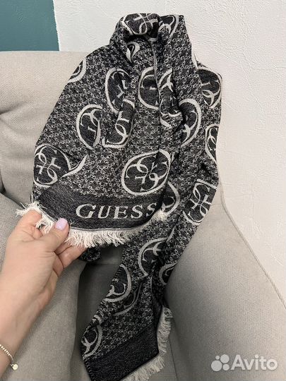 Guess шарф палантин