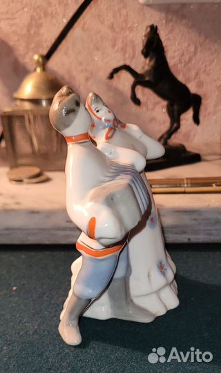 Фарфоровая статуэтка 