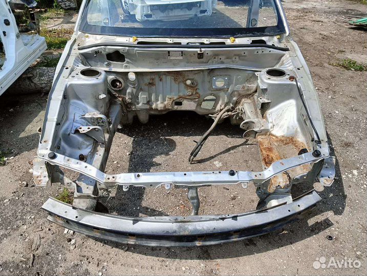 Передняя часть кузова Mitsubishi carisma