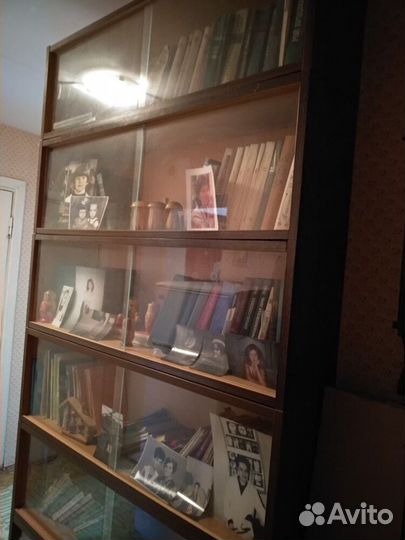 Книжные полки со стеклом