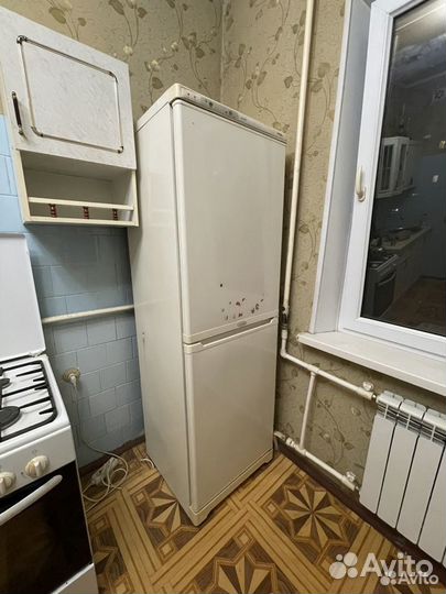 Телевизор, холодильник, часы, столик