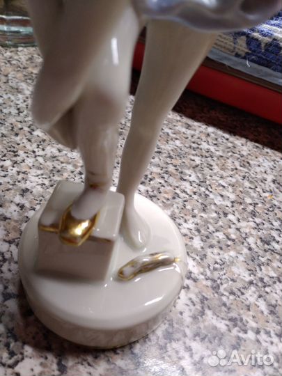 Статуэтка Балерина одевает пуанты