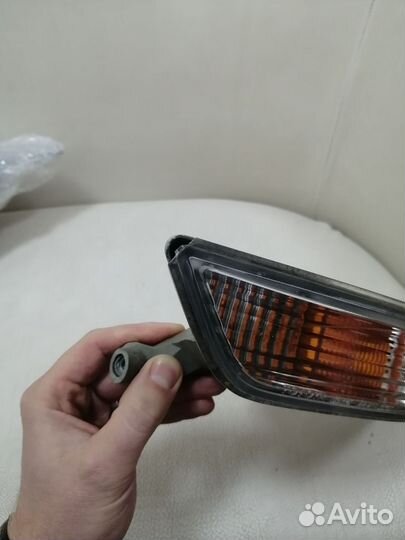 Повторитель в бампер передний левый Toyota Cresta