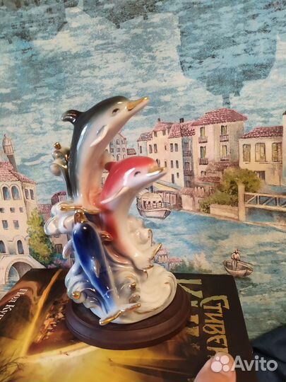 Три статуэтки: лошадь, кошка и дельфины