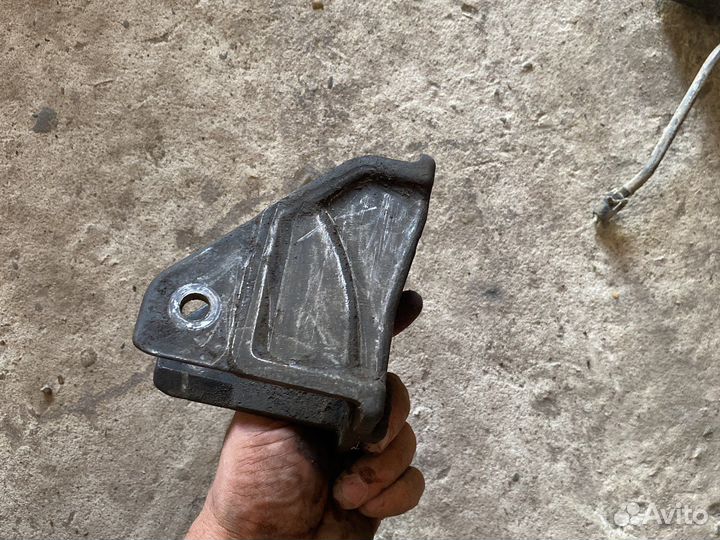 Крепление МКПП Mitsubishi Lancer 9