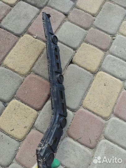 Крепление заднего бампера лев Пассат B7 3AE807393A