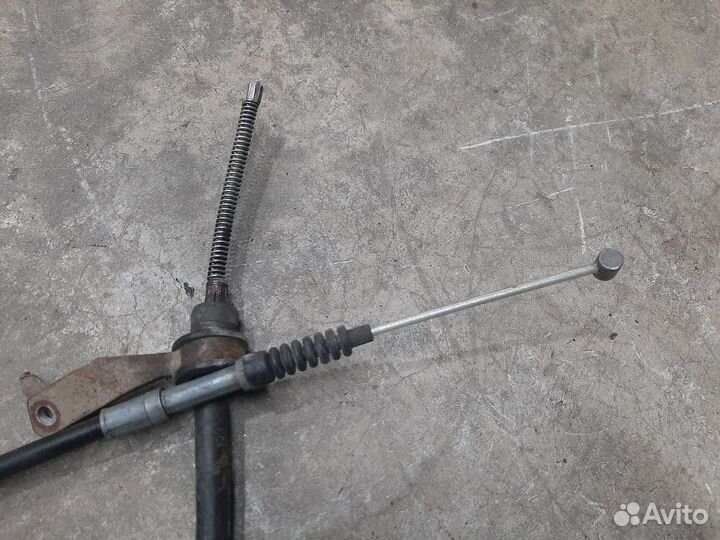 Тросик ручника левый Avensis 250 (2002-10) Европа