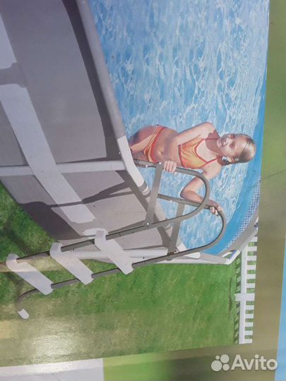 Новая в упаковке лестница для бассейна.высота 107с