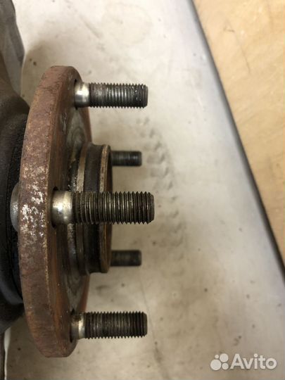 Правый поворотный кулак со ступицей лансер 10 асх