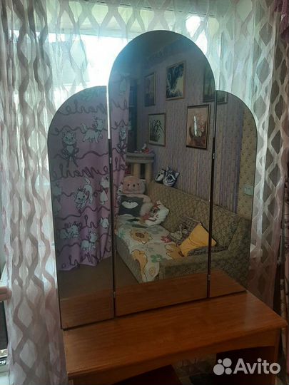 Трюмо с зеркалом