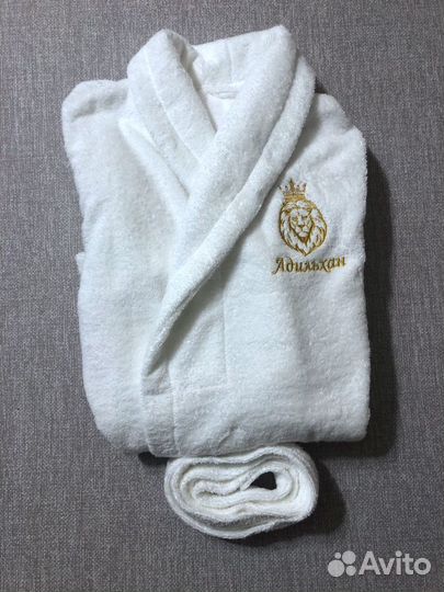 Махровый халат с вышивкой