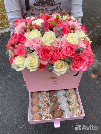 Клубника в шоколаде с цветами