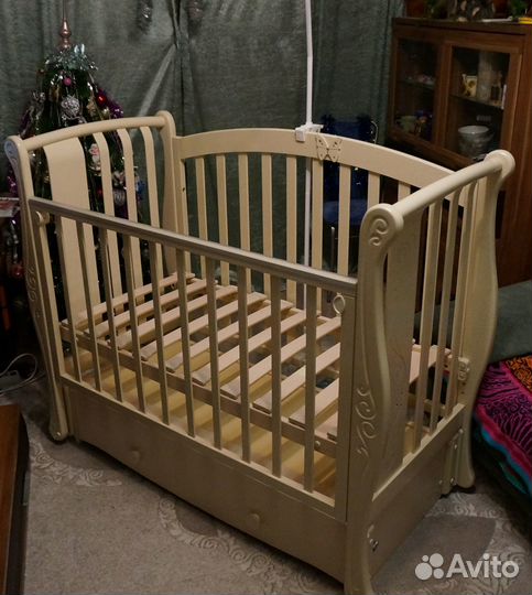 Детская кроватка с продольным маятником