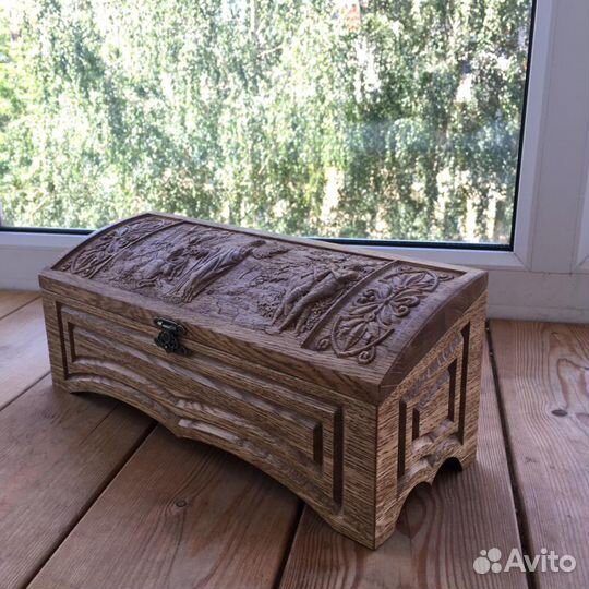 Деревянная шкатулка