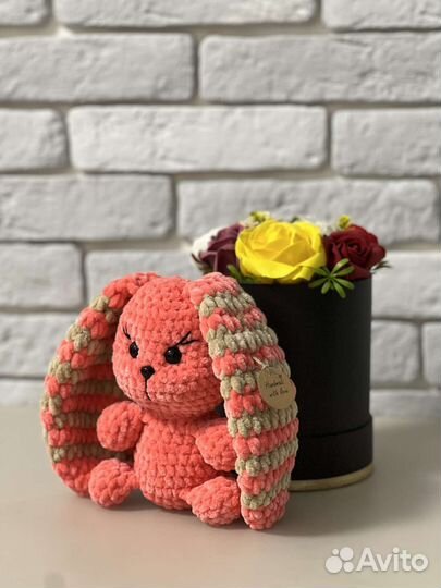 Плюшевый вязаный зайка