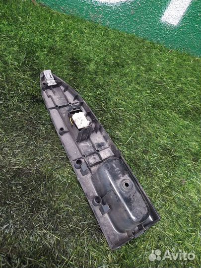 Накладка блока стеклоподъемника Toyota Avensis