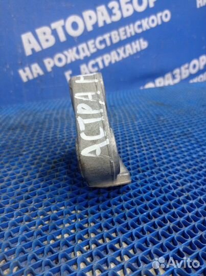 Кронштейн опоры двигателя Opel Astra H купе 2005