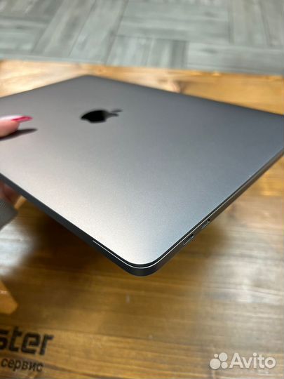 Apple MacBook 13-inch 2019 touch bar 8/128