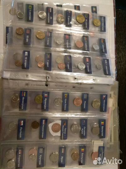 Две большие книги с коллекционными монетами