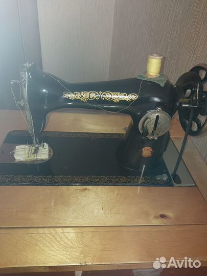 Швейная машина Чайка 142
