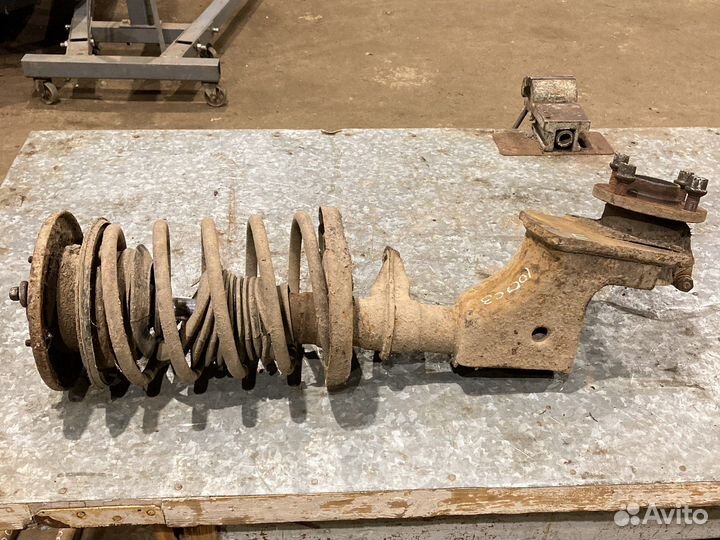 Передний правый поворотный кулак ауди 100 с3